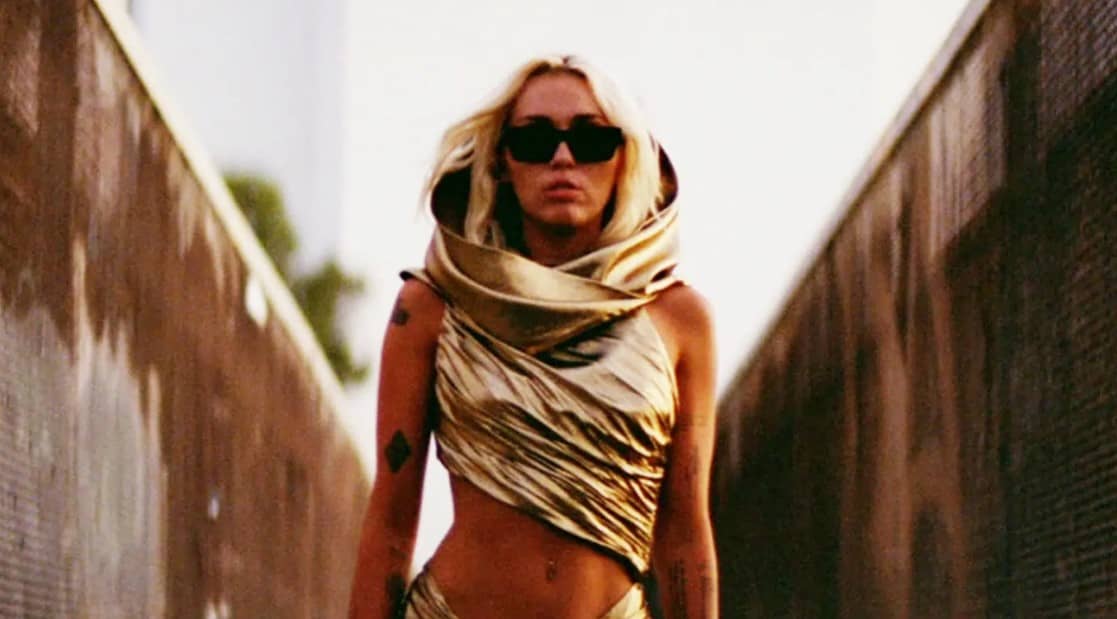 Miley Cyrus aclara si su vestido en Flowers era una pulla a Jennifer Lawrence (por Liam Hemsworth)