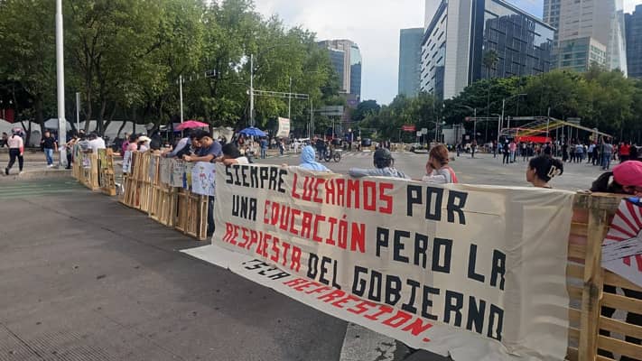 Se mantiene bloqueo en Insurgentes y Reforma: normalistas exigen investigar la muerte de un compañero