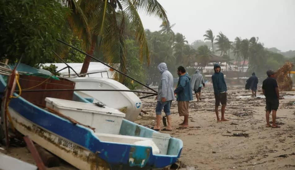Reportan la desaparición de tres pescadores tras huracán Erick en Oaxaca