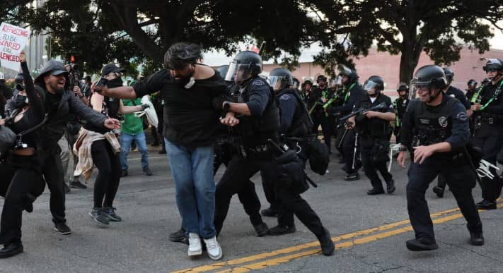 Declaran toque de queda en Los Ángeles por protestas contra redadas migratorias de ICE