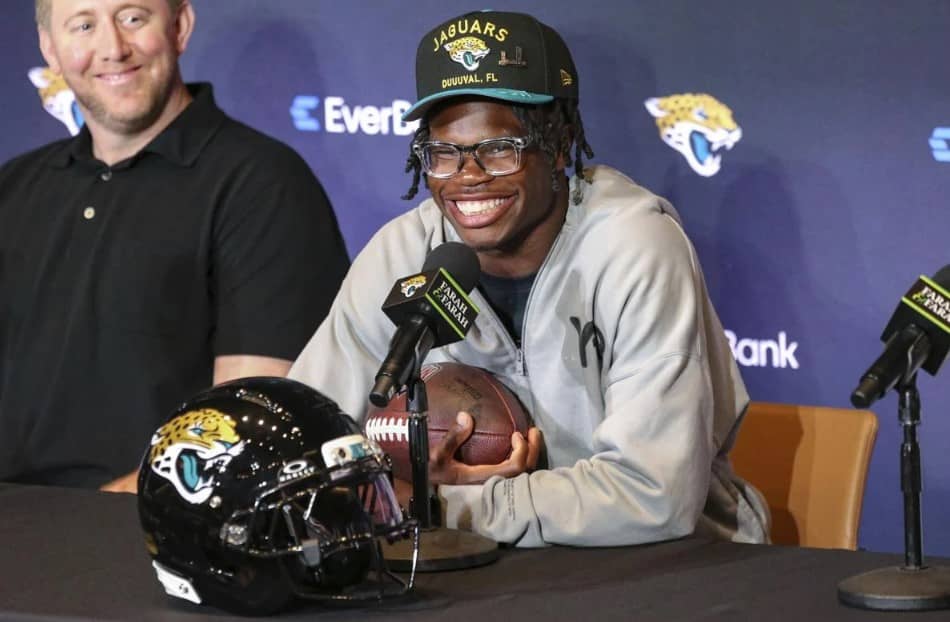 Travis Hunter se llena la bolsa de billetes