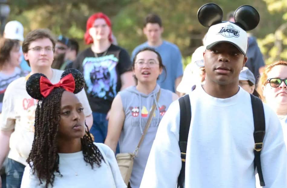 La hija de Angelina Jolie, Zahara, y su novio Elijah Cooper generan rumores de compromiso durante su visita a Disneylandia