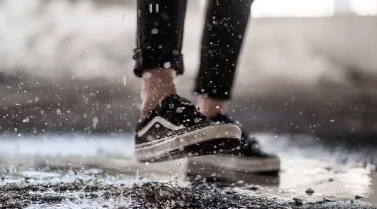 Trucos para quitar la humedad de los zapatos por la lluvia
