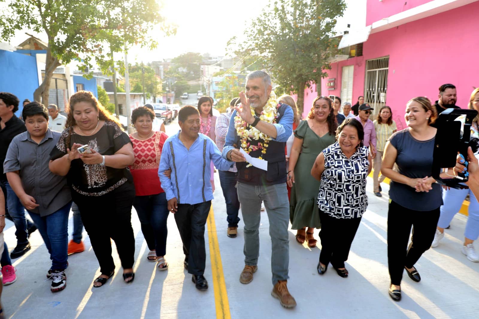 Vecinas y vecinos de la colonia Santa Cruz disfrutan de una vialidad nueva: Angel Torres