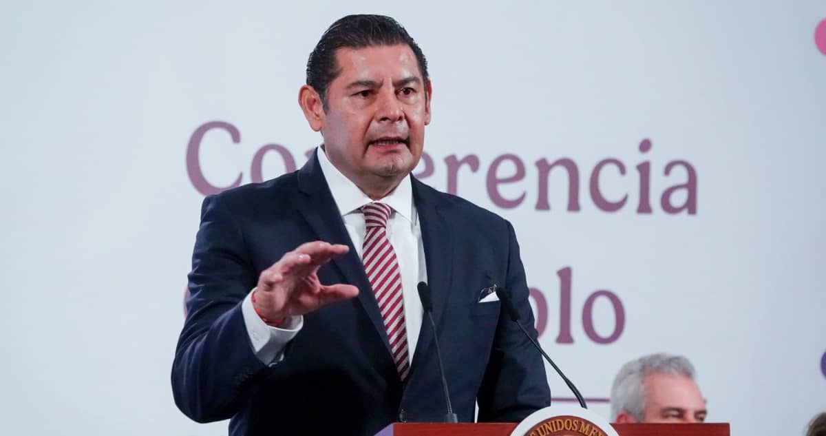 Gobernador de Puebla le truena los dedos a secretaria estatal de Turismo; ofrece disculpas públicas