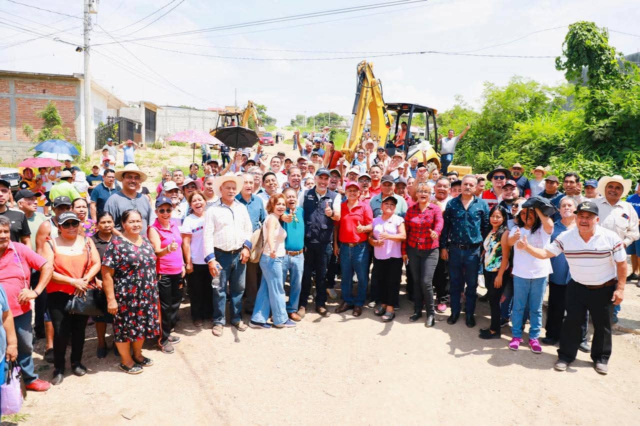 Junto a vecinas y vecinos, el presidente municipal de Tuxtla Gutiérrez, Angel Torres, puso en marcha los trabajos de pavimentación con concreto hidráulico de más de 500 metros lineales del Boulevard Júpiter en beneficio directo de las y los habitantes de la Colonia Satélite Loma Larga, así como de barrios y fraccionamientos de la zona norte oriente de la capital chiapaneca. En este marco, el alcalde Angel Torres explicó que será una obra integral que contribuirá a la conexión con las colonias Buenavista, Bellavista, Las Brisas, entre otras, pero sobre todo, dijo, es justicia social para todas y todos los habitantes de la zona, pues era una obra esperada desde hace muchos años. Al señalar que las y los colonos ya no caminarán más de un kilómetro para tomar el colectivo, pues pronto será accesible para los vehículos de servicio público, de emergencia o de seguridad pública, el presidente Angel Torres señaló que esta era una colonia olvidada, pero hoy, añadió, está en el centro del corazón de nuestro gobierno.