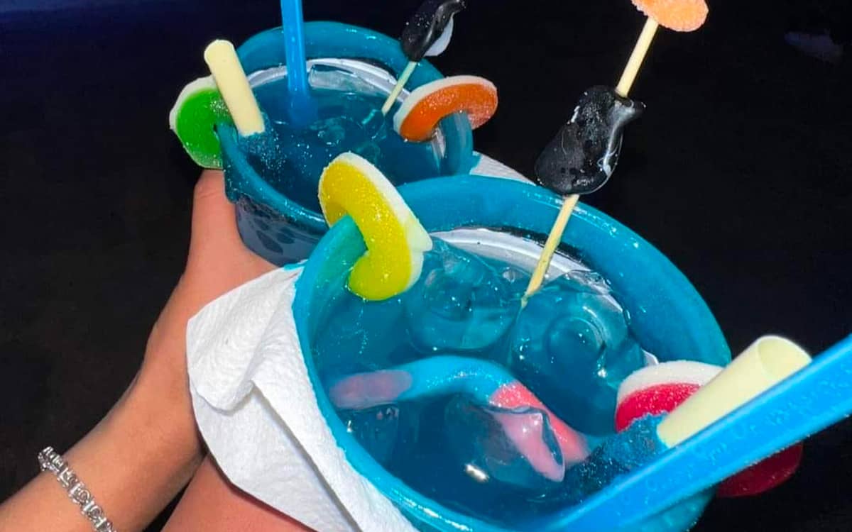 Para reducir los casos de obesidad y diabetes en los jóvenes mexicanos, la bancada de Morena alista una modificación a la Ley General de Salud, ello para prohibir la venta de “bebidas energéticas” a menores de edad, ya que no solo contiene altas cantidades de azúcar, sino también generan efectos similares a las drogas. A través de redes sociales, Ricardo Monreal Ávila, coordinador de los diputados de Morena, resaltó que en Europa y otros países del mundo, existen restricciones para el consumo de las “bebidas energizantes”, sin embargo, México no cuenta con una regulación. “Nosotros no estamos haciendo nada por nuestros niños, por nuestros jóvenes. Son bebidas que generan adicciones y efectos similares a las drogas en menores de edad”, dijo. ¿Por qué se prohibirá la venta de bebidas energéticas a jóvenes? Debido a que el consumo de “bebidas energizantes” ha incrementado en niñas, niños y adolescentes, los diputados de Morena buscan regular la comercialización y promoción de este tipo de bebidas, principalmente en los jóvenes y así disminuir las enfermedades asociadas a este tipo de bebidas. Asimismo, la propuesta morenista define a las “bebidas energéticas” como bebidas no alcohólicas que contienen cafeína, taurina, glucuronolactona, guaraná, ginseng y vitaminas del grupo B u otros ingredientes estimulantes, los cuales se comercializan para aumentar la energía física o mental. “Es muy interesante, sé que habrá reacciones, sobre todo con las empresas que producen o que venden estos productos energizantes”, dijo Monreal. En tanto, el documento que fue turnado de forma directa a la Comisión de Salud por la Permanente, el pasado 9 de julio de 2025, reforma los artículos 215 y 419 y adiciona el 216 Ter de la Ley General de Salud, para prohibir la venta, distribución o suministro de bebidas energéticas a personas menores de 18 años, tanto en establecimientos comerciales como a través de cualquier otro canal de distribución o promoción.