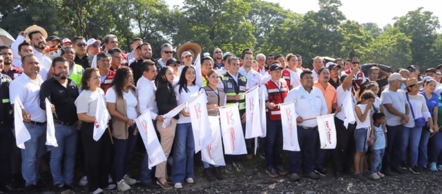 Atendiendo las instrucciones del gobernador Eduardo Ramírez Aguilar, la titular de la Secretaría de Infraestructura, Anakaren Gómez Zuart, junto al presidente municipal de Tapachula, Yamil Melgar Bravo, el secretario de Protección Civil, Mauricio Cordero Rodríguez, la oficial mayor, Viridiana Figueroa García, representantes de la iniciativa privada en la región, así como ciudadanas y ciudadanos, dieron el banderazo de inicio a la jornada de limpieza “Ciudad Digna” en la Perla Soconusco. Gómez Zuart destacó el compromiso del Gobierno de Chiapas de tener ciudades limpias en todos los municipios de la entidad y realizar acciones para mitigar riesgos de encharcamientos e inundaciones durante la temporada de lluvias. La titular de la Seinfra informó que con la suma de esfuerzos entre el gobierno y el sector productivo, este domingo se logró el retiro de más de mil 600 metros cúbicos de PET, escombro, así como material de arrastre y pétreo de 13 puntos de Tapachula, los cuales fueron depositados en sitios autorizados para la disposición final de residuos de la construcción y la demolición. Por su parte, el secretario de Protección Civil, Mauricio Cordero Rodríguez, reconoció la labor de la iniciativa privada y la ciudadanía, quienes contribuyeron en esta gran jornada de limpieza y se sumaron con personal, vehículos, maquinaria y herramientas. “Una ciudad libre de basura ayuda a prevenir riesgos en esta temporada de lluvias, hagamos lo que nos corresponde como ciudadanas y ciudadanos”, sostuvo durante el arranque de esta campaña. El alcalde Yamil Melgar Bravo ratificó la disposición de sumarse a las acciones del gobernador Eduardo Ramírez y la Secretaría de Infraestructura para generar conciencia sobre el cuidado del medio ambiente y, sobre todo, lograr tener una ciudad más limpia y segura. En esta jornada participaron: CMIC Chiapas, Colegio de Arquitectos de Chiapas A.C., Colegio de Ingenieros Civiles de la Costa de Chiapas A.C., Colegio de Ingenieros Civiles de Tapachula A.C., Colegio de Ingenieros Mecánicos y Electricistas de la Costa A.C. y la Asociación Mexicana de la Industria de la Construcción, quienes se sumaron con personal, vehículos, maquinaria así como herramientas de limpieza y para desmonte. A través de estos trabajos fueron atendidos 13 puntos de Tapachula: Delicias, Ojo de Agua, Vida Mejor, Los Pinos, 11a. Norte y Río Texcuyuapan, Galerías, 1o de Mayo, Procasa, Internado, Canal Rialfer Estación, Carretera Costera, Carretera Tapachula-Puerto Madero, Camino a La Pita y Cafetales. La campaña estatal "Ciudad Digna" tiene como objetivo reducir riesgos de encharcamientos e inundaciones ante la Temporada de Lluvias y Ciclones Tropicales, con la limpieza de cunetas, alcantarillas y el retiro de material pétreo de las calles de Chiapas.