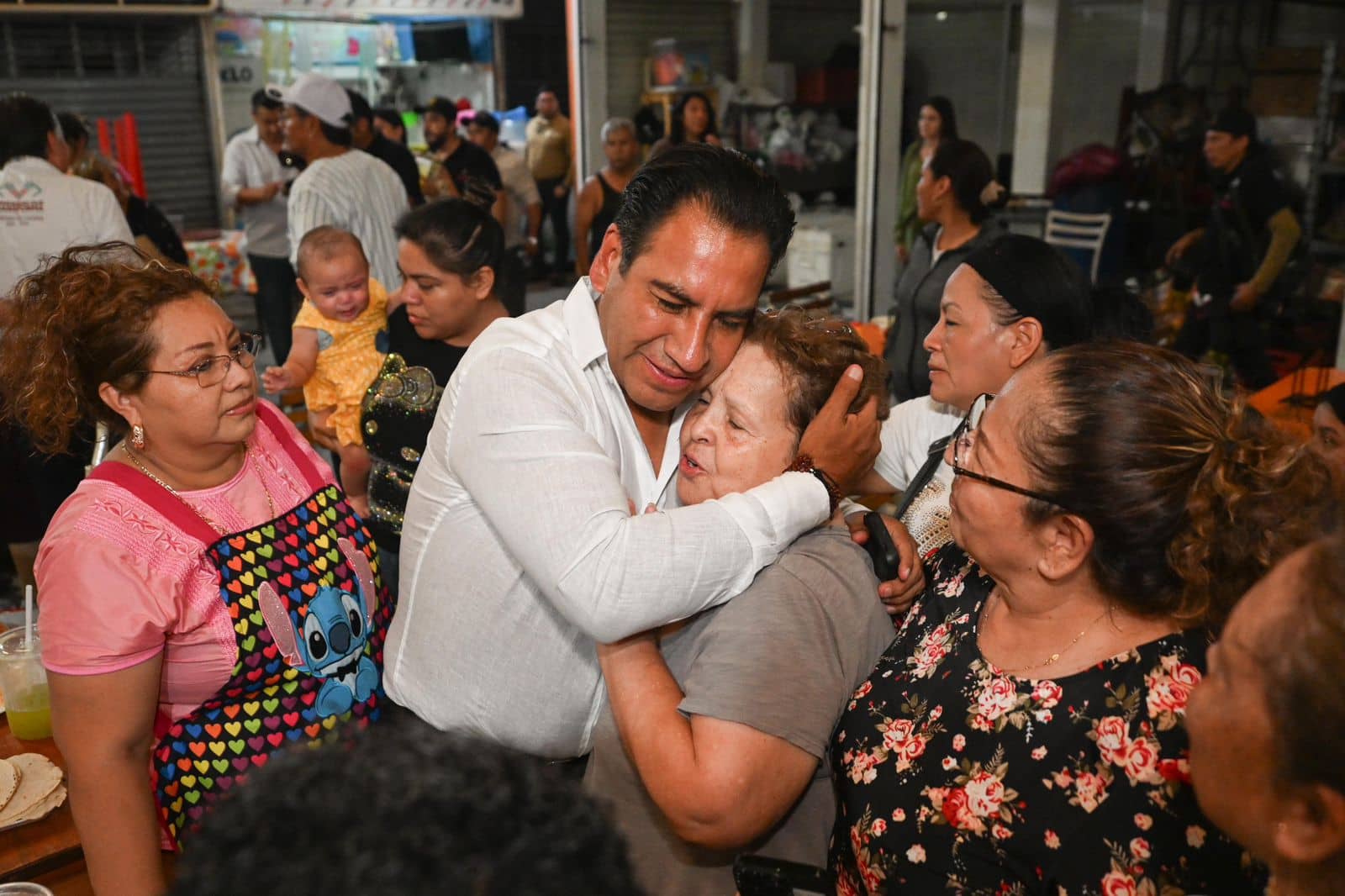 Eduardo Ramírez entrega constancia de regularización de claves catastrales en el Mercado de los Ancianos