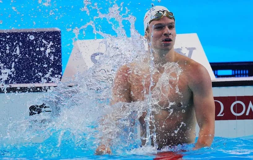 León acuático devora el libro de récords