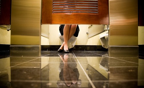 ¿Por qué nunca debes orinar de aguilita en un baño público? Tips para hacerlo correctamente