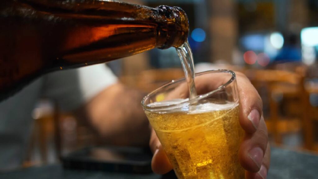 Aguas: venden cerveza “fake”; ve daños y cómo detectarla