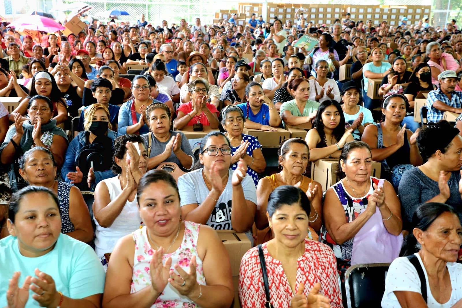 Lleva Angel Torres “Pollotón” a la colonia Las Granjas con apoyo a mujeres tuxtlecas