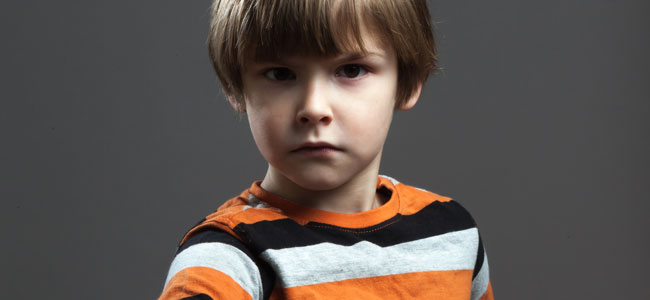 Aunque 90% de la población presenta algún tipo de rasgo psicopático, en algunas personas esto puede derivar en comportamientos violentos, impulsivos o de falta de empatía, convirtiéndose en una patología e incidir en problemas como la deserción escolar, la salud pública y “como un tema de seguridad nacional”, por lo que se debe priorizar la salud mental infantil en las políticas educativas. Así lo consideró la diputada del Estado de México y presidenta de la Comisión de Salud, Jennifer González, quien en entrevista con Imagen Radio explicó que los rasgos psicopáticos pueden ser identificados, de acuerdo con un marco teórico señalado por los especialistas, pues se presentan conductas contrarias a las normas sociales o morales, como violencia, mentira, ausencia de remordimiento, inestabilidad afectiva, impulsividad y carencia de sentido de pertenencia a la comunidad, entre otros. 