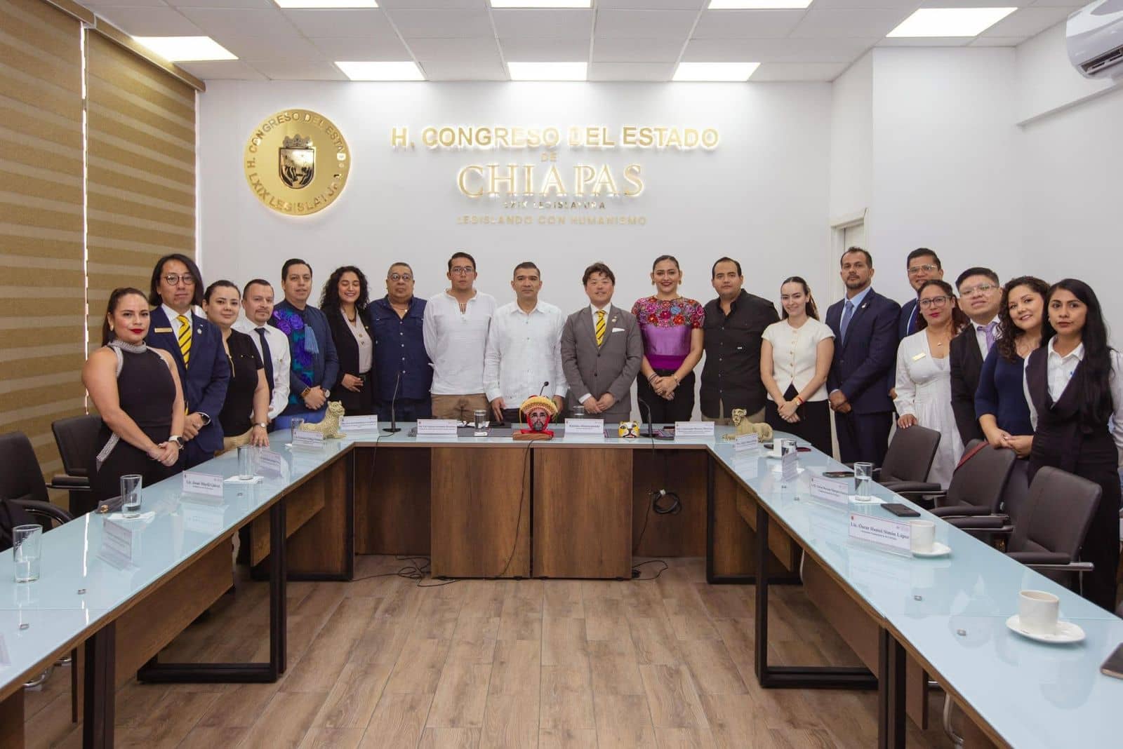 El Congreso del Estado, a través de la Mesa Directiva que preside el diputado Luis Ignacio Avendaño Bermúdez y la Comisión de Participación Ciudadana, que preside la diputada Getsemaní Moreno Martínez y Keisuke Shimoyamada, de Junior Chamber International (JCI), firmaron el acuerdo para realizar una alianza estratégica en busca de fortalecer el desarrollo comunitario y el liderazgo juvenil en Chiapas. Al dar la bienvenida, el líder del Parlamento en Chiapas sostuvo que el objetivo conjunto es empoderar a las y los jóvenes en el desarrollo de habilidades de liderazgo, emprendimiento social y la participación activa en la resolución de problemas locales. “Como legisladores hemos abierto las puertas del Congreso del Estado a las juventudes, impulsando foros y parlamentos que les permitan expresar sus ideas, enriquecer el debate público y ser parte activa de la construcción de un Chiapas más justo y participativo”, destacó. Al respecto, la diputada Moreno Martínez sostuvo que con este acuerdo la Sexagésima Novena Legislatura del Congreso del Estado, gestionará de común acuerdo la creación de programas de capacitación en liderazgo, emprendimiento, oratoria y otras áreas relevantes para las y los jóvenes. Keisuke Shimoyamada, de Junior Chamber International (JCI), sostuvo que la colaboración entre ambos organismos permitirán realizar la ejecución de proyectos relacionados con la salud, la educación, el medio ambiente, la igualdad de género, entre otros. Dicha colaboración puede extenderse a la organización de conferencias, talleres, foros de diálogo y asambleas, creando espacios de participación para jóvenes y líderes comunitarios. Participaron en el encuentro ciudadano, las y los diputados de la Sexagésima Novena Legislatura; Aarón Hernán Márquez García, presidenta Nacional de la JCI México; Óscar Daniel Simón López, secretario Nacional de la JCI México; Gabriela Morales, presidenta Local JCI San Cristóbal; Josué Martíl Gálvez, presidente Local JCI Zona Altos; Alexandra Jaqueline Ruíz González, directora de Proyectos JCI Zona Altos; Takashi Yamaka, Dal Ho JCI Japar; Paulina Vega Orantes, coordinadora de la Comisión de Arquitectas Cachac. Así como: Edgar Abarca Palma, director General del Instituto de la Juventud del Estado; Geraldine Barreiro Moreno, representante de Yazmín Ramírez Espinosa, líder juvenil; Josué Rafael Avendaño Pérez, de la Unidad de Apoyo jurídico del Consejo Estatal para las Culturas y las Artes de Chiapas; Gabriela Guadalupe Robles, directora del Instituto de la Juventud y Emprendimiento del Ayuntamiento de Tuxtla Gutiérrez.