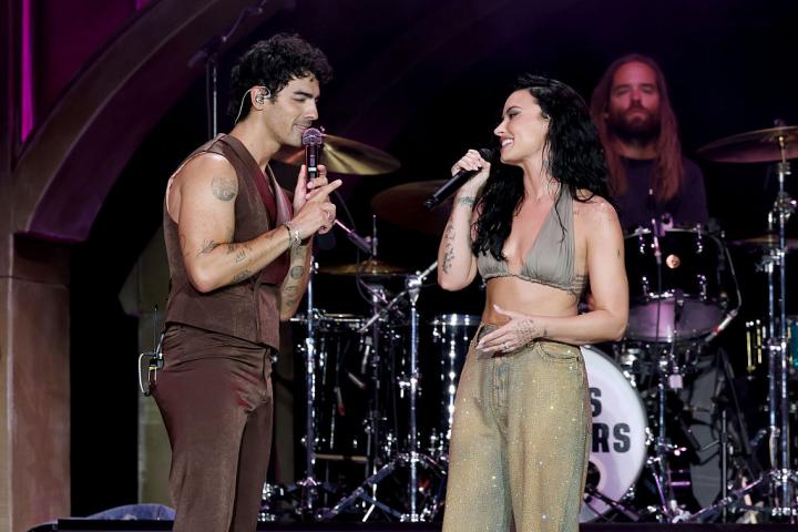 Demi Lovato se une a los Jonas Brothers para revivir un clásico de 'Camp Rock' y las redes estallan: 