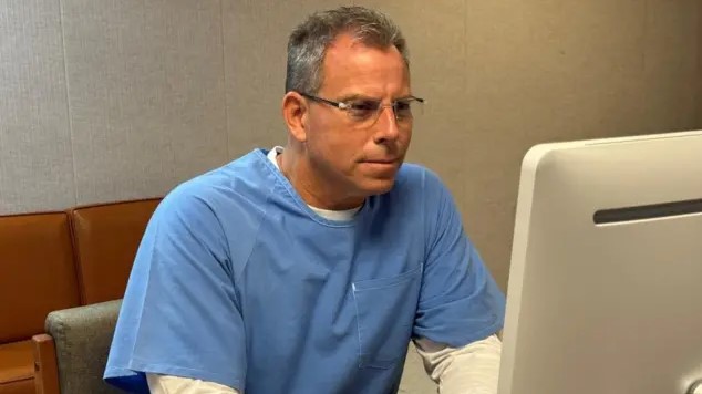 Niegan libertad condicional a Erik Menéndez; sigue pendiente el fallo de su hermano Lyle