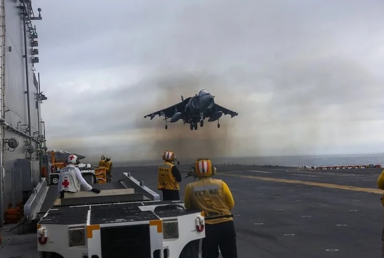 EU difunde primeras imágenes del despliegue de barcos hacia Venezuela; militares operan aeronaves y apuntan con rifles