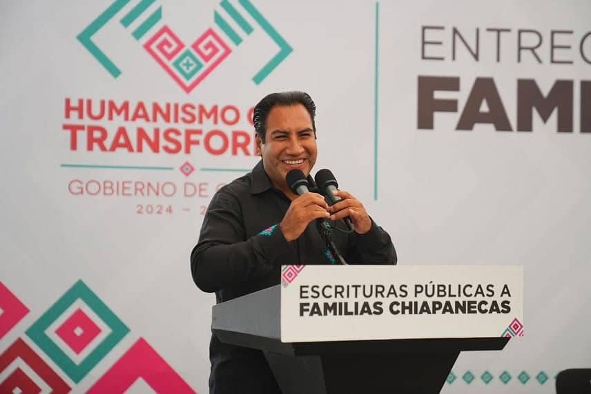 Eduardo Ramírez entrega escrituras y otorga certeza jurídica a familias chiapanecas