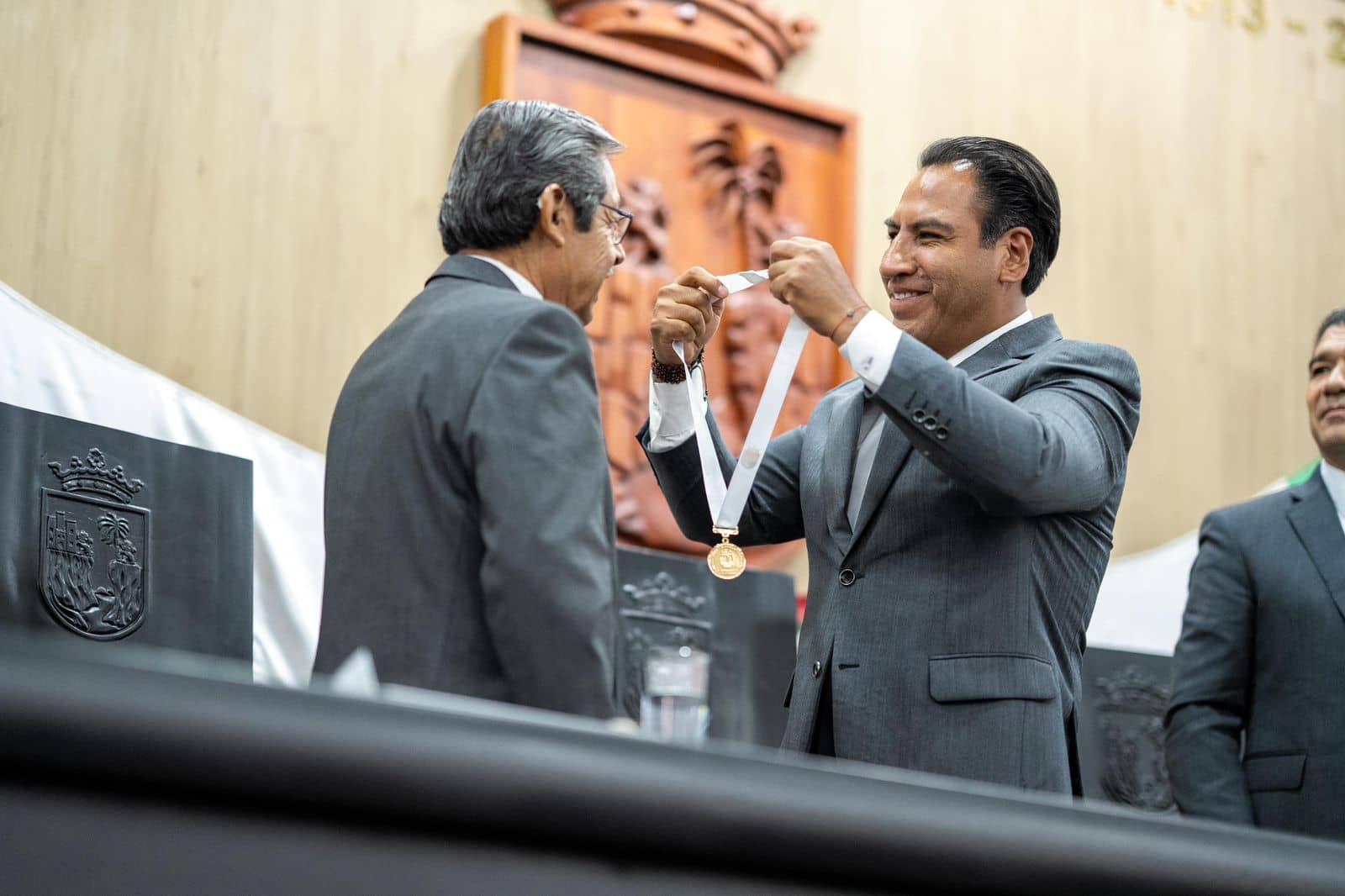 Impone Eduardo Ramírez Medalla “Rosario Castellanos” a Natalio Hernández Hernández