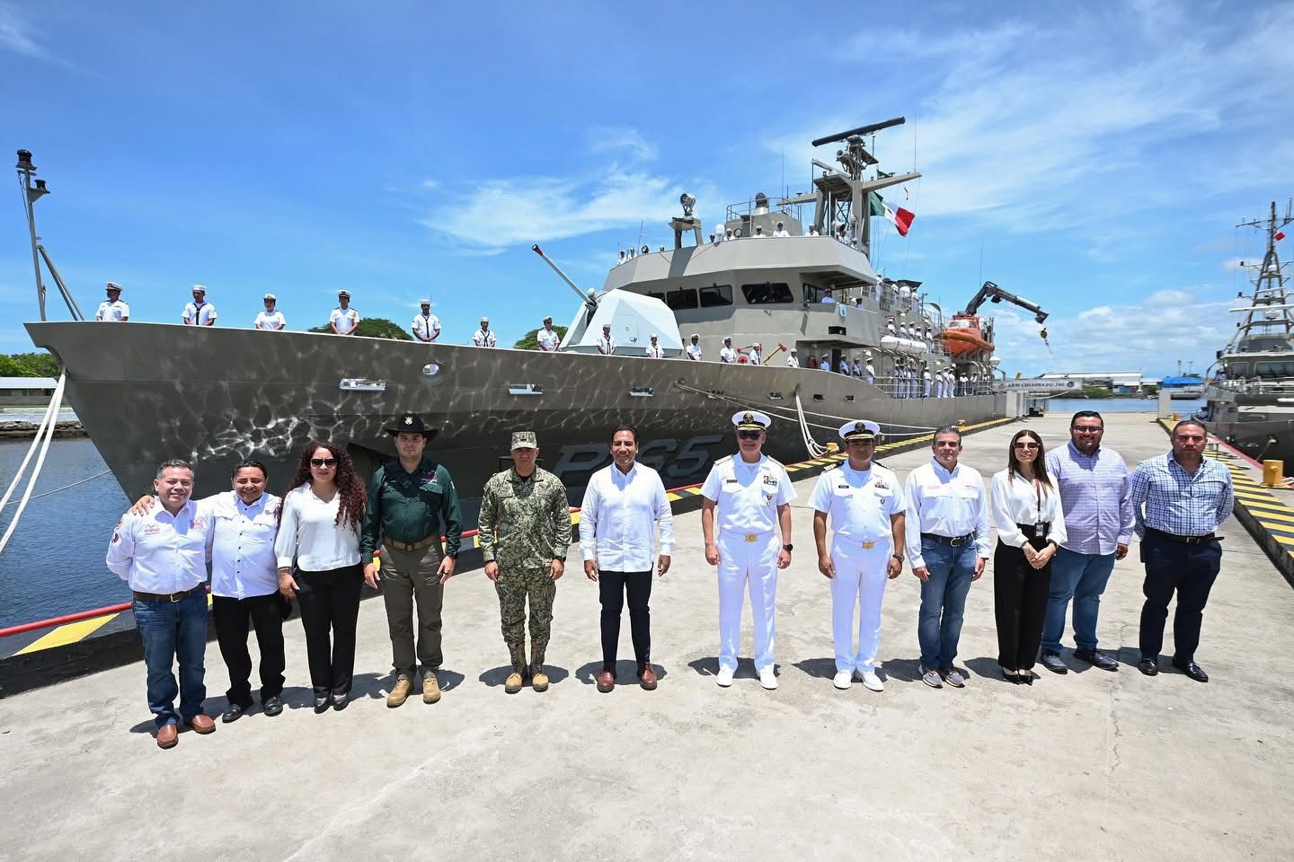 Eduardo Ramírez recorre el buque ARM Chiapas y reconoce labor de la Zona Naval El gobernador Eduardo Ramírez Aguilar, acompañado por el comandante de la 22 Zona Naval, Martín Felipe de Jesús Santillán Murillo, y el comandante interino de la VII Región Militar, Alejandro Vargas González, realizó un recorrido por el buque ARM Chiapas, destinado a labores de patrulla oceánica para proteger la seguridad y la soberanía nacional. En ese contexto, el mandatario agradeció al vicealmirante Santillán Murillo por su hospitalidad y el respaldo en las tareas de mantener la paz en Chiapas. Asimismo, reconoció y felicitó al capitán de fragata, José Miguel Rodríguez Rosado, así como al personal de la Zona Naval que diariamente trabaja en esta embarcación para salvaguardar la integridad de la ciudadanía.