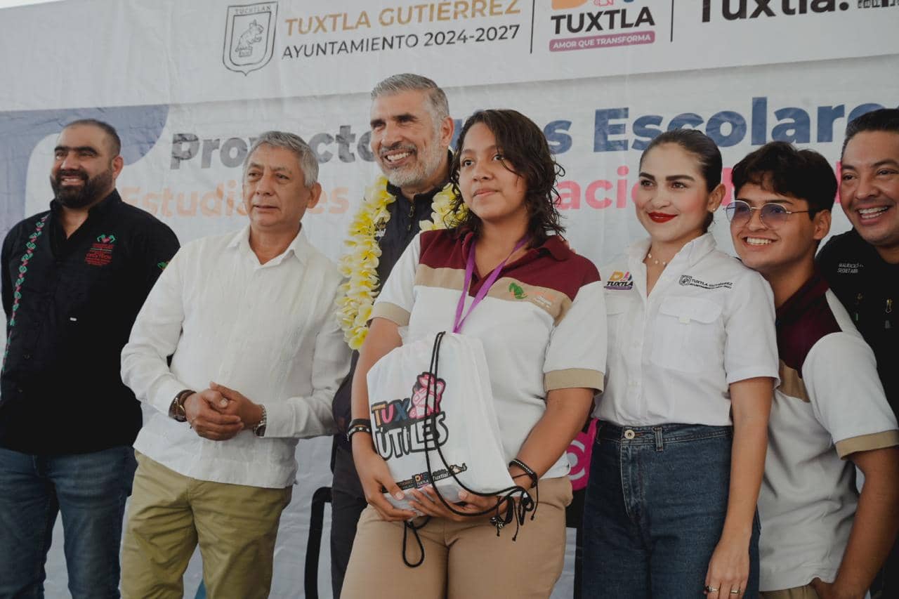 Entregan útiles escolares a estudiantes del CECyT 34 Tuxtla Gutiérrez