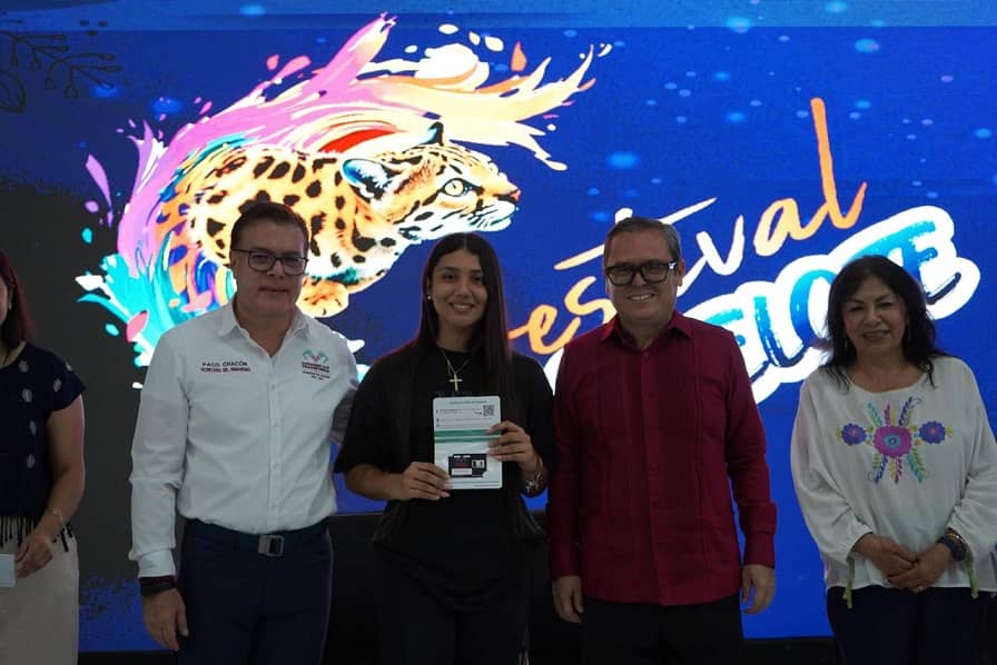 Paco Chacón entrega chips de Conecta Chiapas en el Festival Ocelote de la Unach