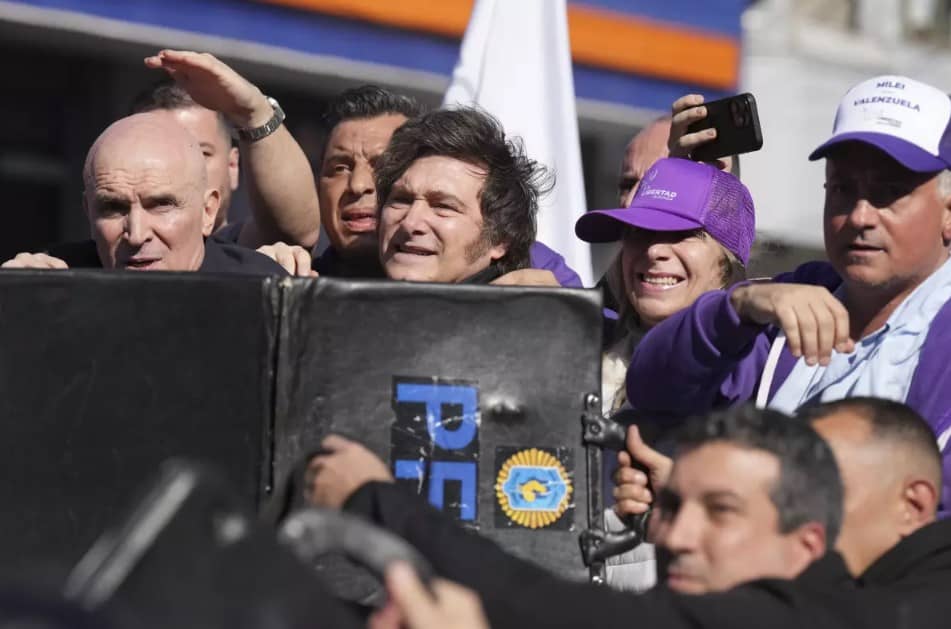 Atacan a piedrazos a Milei durante una caravana de campaña para las elecciones en Buenos Aires