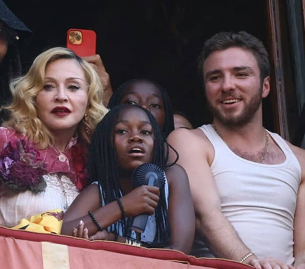 Madonna celebra su 67 cumpleaños en Italia con su joven novio, sus dos hijas, caballos y un enorme pastel