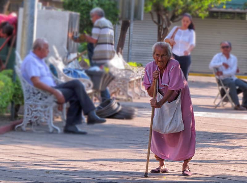 ¡Solo 43 pesos por comida! Así sobreviven miles de pensionados en México