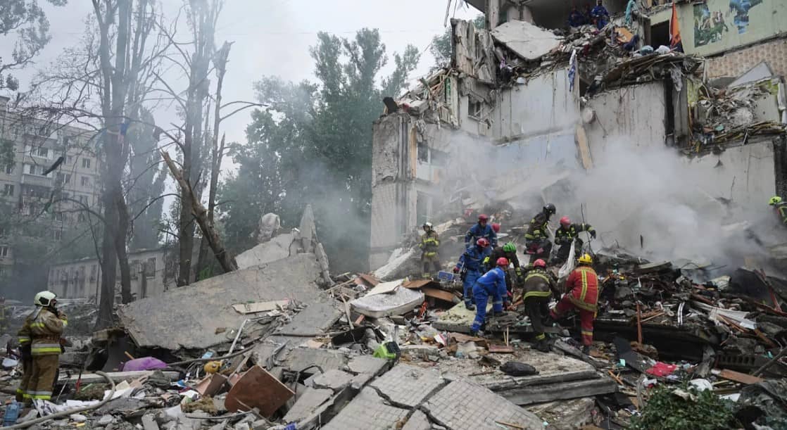 Rusia ataca Kiev e ignora ultimátum de EU; suman 26 muertos