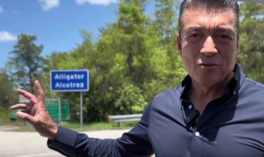 Ya hay mejor trato en Alligator Alcatraz; “le hicieron mala fama”: cónsul Rutilio Escandón