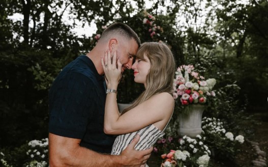 Taylor Swift anuncia compromiso con Travis Kelce: presume exuberante anillo