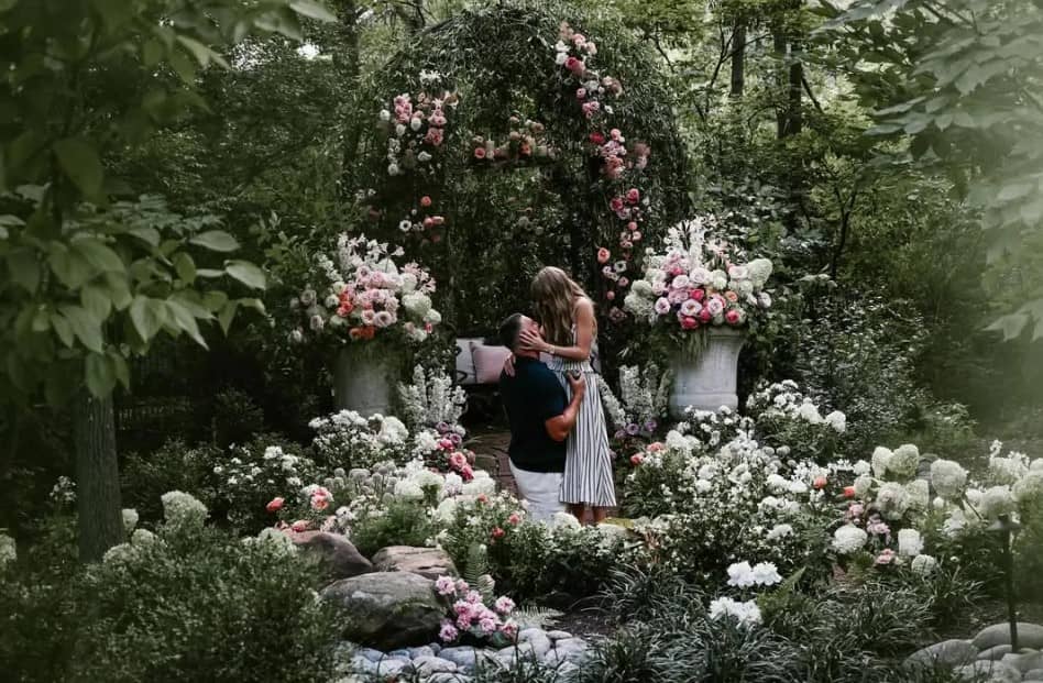 El vestido de Polo Ralph Lauren que usó Taylor Swift se agotó tras su compromiso con Travis Kelce: Así opera el Swift Effect en la moda, retail y otros negocios