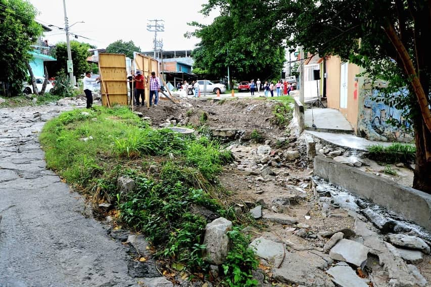 esuelve Angel Torres socavón de hace muchos años al dar banderazo de inicio a una calle más en San Pedro Progresivo