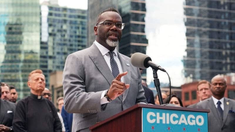 Chicago se prepara para un operativo federal de control inmigratorio mientras Trump critica a los funcionarios locales