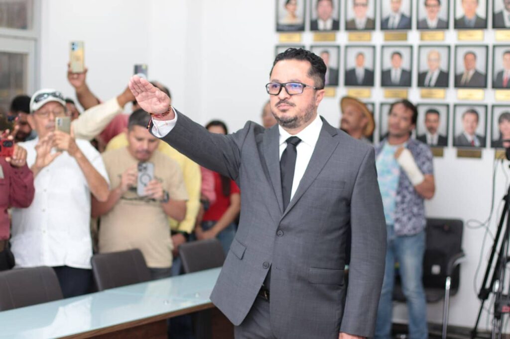 

La Comisión Permanente presidida por el diputado Luis Ignacio Avendaño Bermúdez convocó al pleno de la Sexagésima Novena Legislatura al Tercer Período Extraordinario de Sesiones Correspondientes al Segundo Receso del Primer Año de Ejercicio Constitucional, a celebrarse el jueves 04 de septiembre a las 10:00 horas.

En dicha sesión, las y los diputados que integran la Sexagésima Novena Legislatura atenderán las siguientes disposiciones:

Dictamen relativo a los Planes Municipales de Desarrollo para el período de Gobierno Municipal 2024-2027.

Iniciativa de decreto por el que se reforman diversas disposiciones de la Ley de Instituciones y Procedimientos Electorales del estado de Chiapas.

En la sesión de la Comisión Permanente se desahogaron  los siguientes puntos:

Por urgente/obvia resolución se aprobó la propuesta del doctor Eduardo Ramírez Aguilar, gobernador constitucional del estado de Chiapas mediante el cual nombró al ciudadano Félix Penagos Madrigal, como magistrado del Tribunal Superior de Justicia del Estado de Chiapas, a quien la Mesa Directiva le tomó la protesta de rigor al cargo conferido.

Nombramiento de la ciudadana Mayeli Torres Ríos, como regidora  de representación proporcional por el Partido Verde Ecologista de México del Ayuntamiento municipal de Tuzantán, Chiapas.

Nombramiento de la ciudadana Francisca Velázquez Rodríguez, como primera regidora propietaria en el Ayuntamiento de Bella Vista, Chiapas. 

Declaración de falta definitiva por el fallecimiento de la ciudadana Patricia Patihstán López, como segunda regidora propietaria por el Ayuntamiento de Chamula, Chiapas. Nombrando a la ciudadana Carolina Gómez Hernández, como segunda regidora propietaria.

Dictamen de la solicitud de autorización presentada por el Ayuntamiento constitucional de Tapachula, Chiapas, para prorrogar el plazo para llevar a cabo la regularización de la tenencia de la tierra previsto en el artículo segundo del decreto número 191 de fecha 18 de mayo del 2023, emitido por el pleno de la Sexagésima Octava Legislatura de este Congreso del Estado, por el que autorizó al Ayuntamiento municipal de Tapachula, Chiapas, la desincorporación del patrimonio de un terreno para enajenarlo -vía donación- a favor del Gobierno del Estado de Chiapas, a través de la Secretaría de Educación, donde se encuentra el jardín de niños “Blanca Lilia Trejo”, en el fraccionamiento Flamboyanes.

Así también fue turnada a comisiones parlamentarias, para su análisis y dictamen, la iniciativa de decreto por el que se reforman diversas disposiciones de la Ley de Instituciones y Procedimientos Electorales del estado de Chiapas.