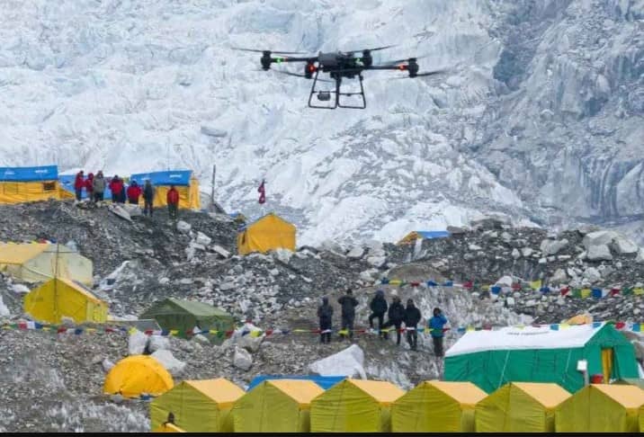 Drones al rescate del Everest: así limpian el 'basurero más alto del mundo'
