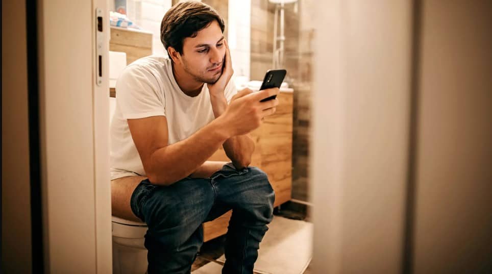 Usar el celular en el baño aumenta 46% el riesgo de hemorroides