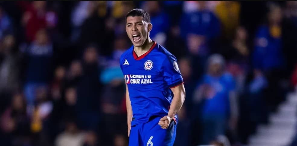 Erik Lira revela que rechazó Europa para quedarse en Cruz Azul: “Decidí estar en casa”