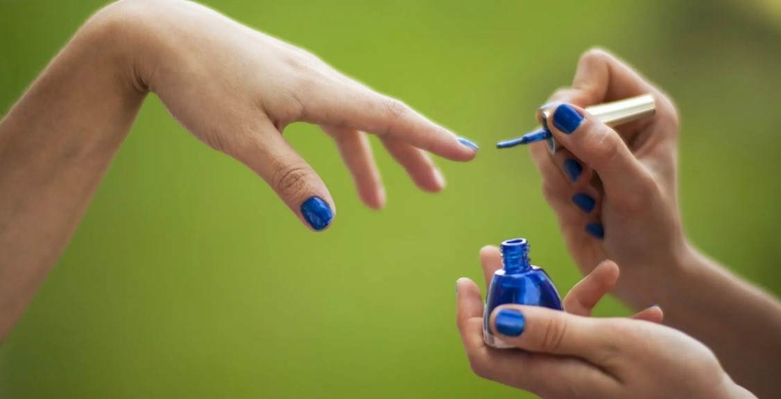 Sustancia utilizada en esmaltes de uñas es cancerígena y puede causar abortos