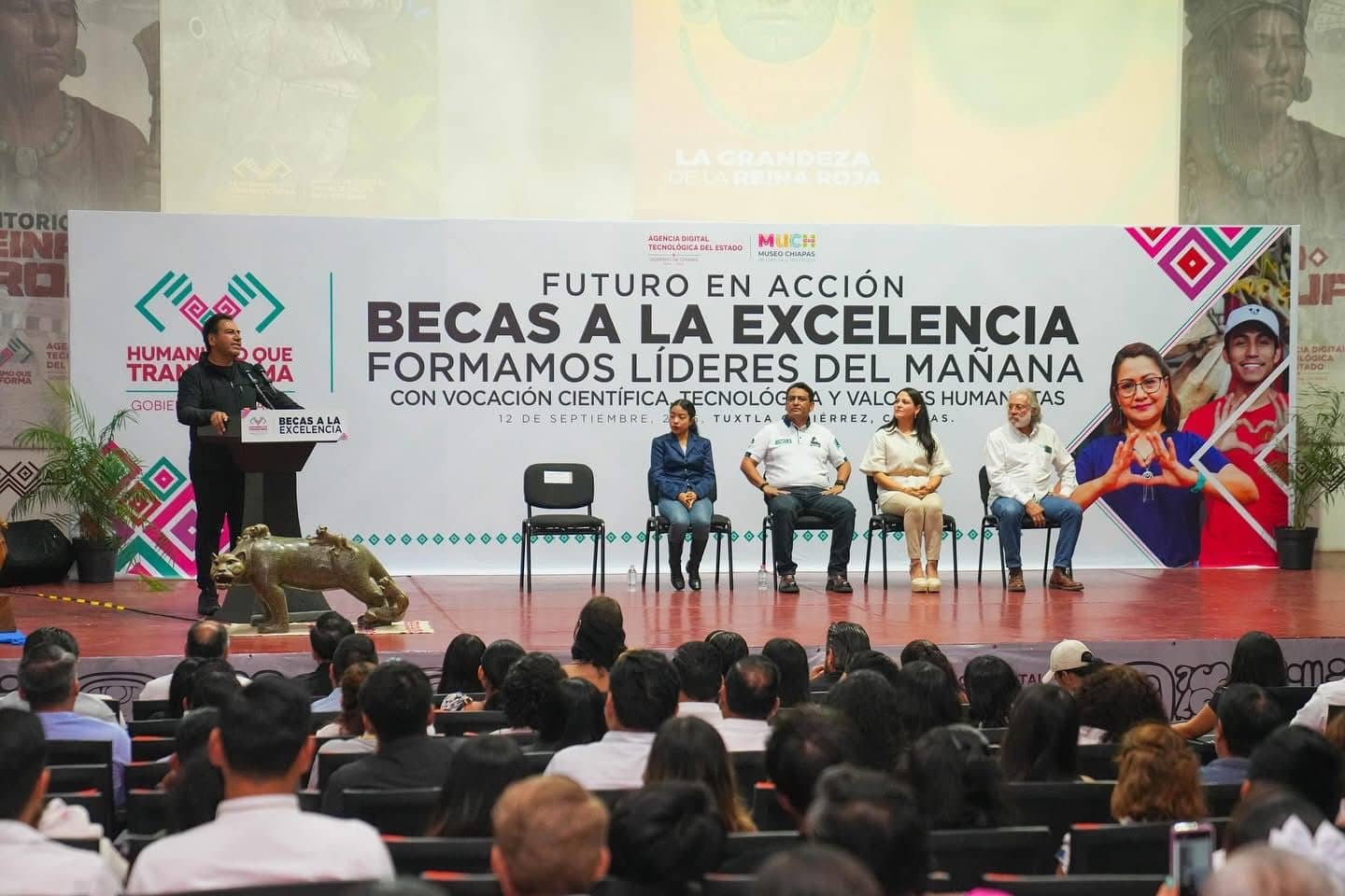 Eduardo Ramírez entrega becas para incentivar la vocación humanista, científica y tecnológica