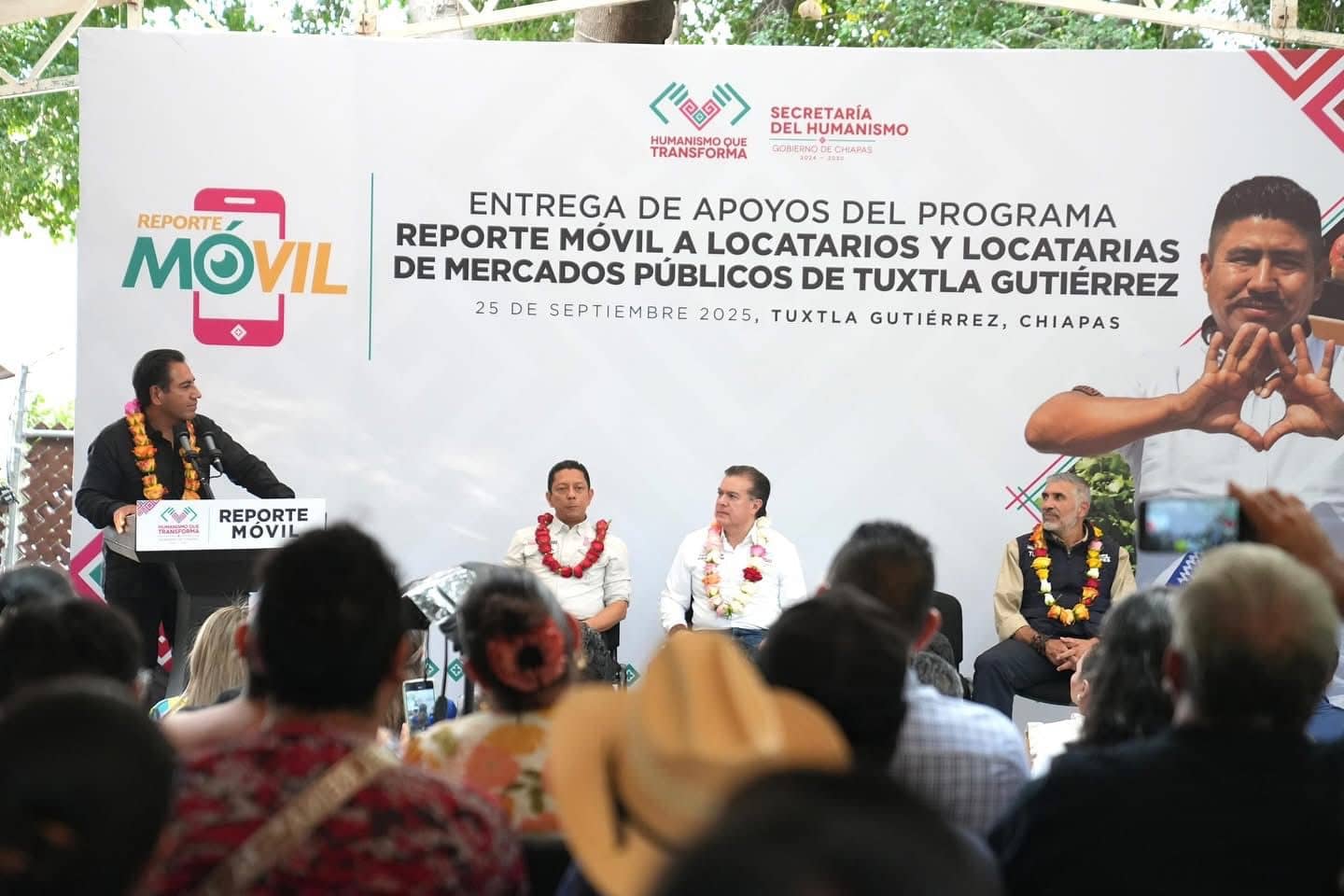 Eduardo Ramírez entrega apoyos del programa Reporte Móvil a locatarias y locatarios de Tuxtla