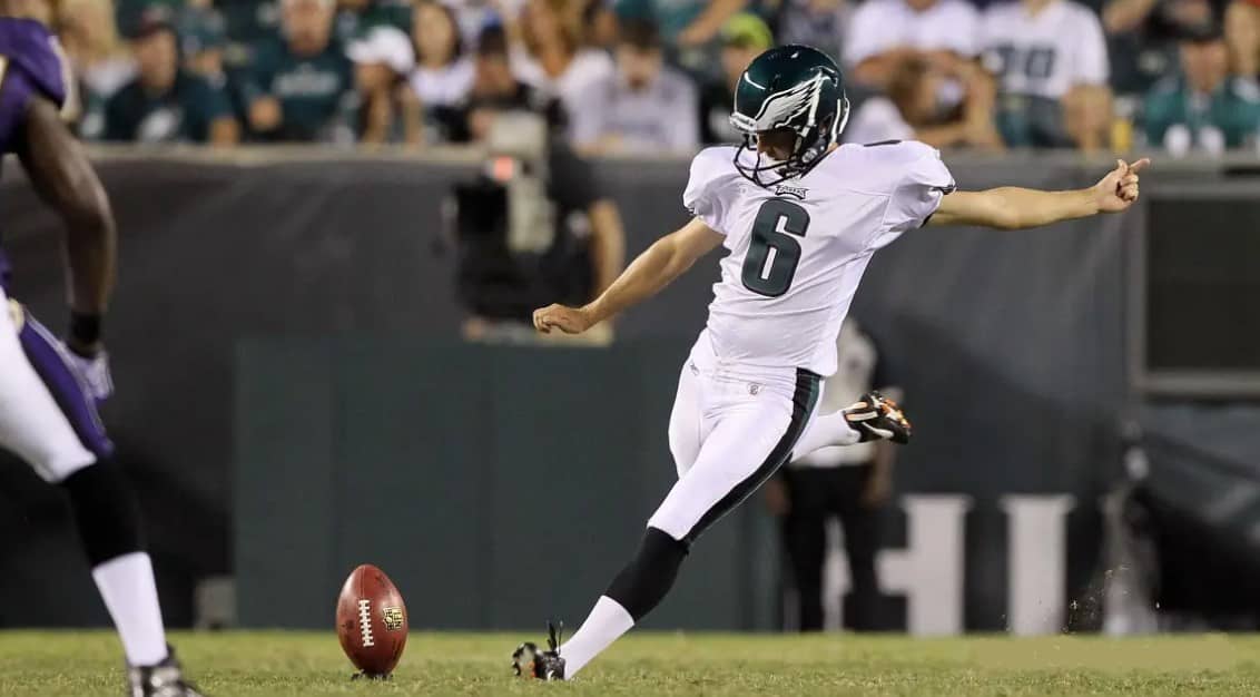 Patada de despeje, una jugada en extinción en la NFL; ya no entregan el balón