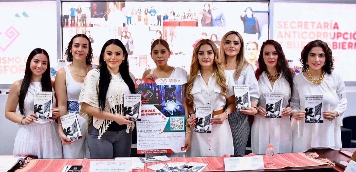 Con el propósito de garantizar que las mujeres cuenten con información clara, accesible y oportuna sobre sus derechos, se llevó a cabo la entrega de la Cartilla de Derechos de las Mujeres, un documento que aborda temas fundamentales como la igualdad laboral, el acceso a la justicia y la protección frente a cualquier forma de violencia. Este instrumento busca que cada mujer pueda identificar posibles violaciones a sus derechos y, al mismo tiempo, conocer las instancias y autoridades a las que puede acudir, como la Unidad de Género, para recibir acompañamiento y atención. Durante su mensaje, Ana Laura Romero Basurto titular de la Secretaría Anticorrupción y Buen Gobierno resaltó que esta acción representa un paso firme en la construcción de instituciones comprometidas con la igualdad, la justicia y el respeto. Subrayó que la difusión de estos derechos fortalece la conciencia social y contribuye a edificar espacios libres de violencia y discriminación. Por su parte, la Secretaria de la Mujer e Igualdad de Género, Dulce María Rodríguez Ovando, enfatizó que el acceso a la información es clave para que cada mujer pueda reconocer, defender y exigir sus derechos. Señaló que esta cartilla no solo empodera a las mujeres, sino que también impulsa a la sociedad en su conjunto hacia la consolidación de una vida libre de violencia y basada en la igualdad sustantiva. Estas acciones forman parte del compromiso del Gobierno del Estado de Chiapas, encabezado por el gobernador Eduardo Ramírez Aguilar, de promover políticas públicas que garanticen el pleno ejercicio de los derechos de las mujeres y consoliden una sociedad más justa e igualitaria. Estuvieron presentes: Lesdy Cecilia Calvo Chacón, Comisionada Estatal de Víctimas del Estado de Chiapas; Alma Rosa Mancilla Espinosa, Regidora y Vocal de la Comisión de Igualdad de Género del Ayuntamiento de Ocozocoautla, Chiapas; Pilar Zenteno Maza, representante de la Colectiva 50+1 Capítulo Tuxtla; Lysette Torres Culebro, Presidenta del Voluntariado Mujer Re Evolución, Chiapas; Sara Alma Guadalupe Maza Gayoso, Consejera de Participación Ciudadana y Enlace de la Comisión de Género de la Red Nacional de CPC’s; Yuliarht Betfage Montoya Núñez, Titular de la Unidad de Género de la Secretaría Ejecutiva del Sistema Anticorrupción del Estado de Chiapas; Yanaiza Rodríguez Guichard, Responsable de Presupuestos Públicos, Estadísticas, Monitoreo y Evaluación de la Unidad de Género de la Secretaría Ejecutiva del Sistema Anticorrupción del Estado de Chiapas; María Fernanda Herrera Rojas, Responsable de Institucionalización, Gestión Pública y Cultura Institucional de la Secretaría Ejecutiva del Sistema Anticorrupción del Estado de Chiapas; Andrea Carbajal González, Titular de la Unidad de Género de Protección Civil; Nadia Berenice Santos Ibarra, Directora de Evolución Patrimonial, Conflicto de Interés y Ética; Rosa Isabel Galdámez Ovando, Jefa de Recursos Humanos; Patricia Juares Nafate, Coordinadora de Programación de Auditorías y Evaluación Interna; Tania Lucía Vila Cisneros, Jefa de Área de Servicios a Usuarios