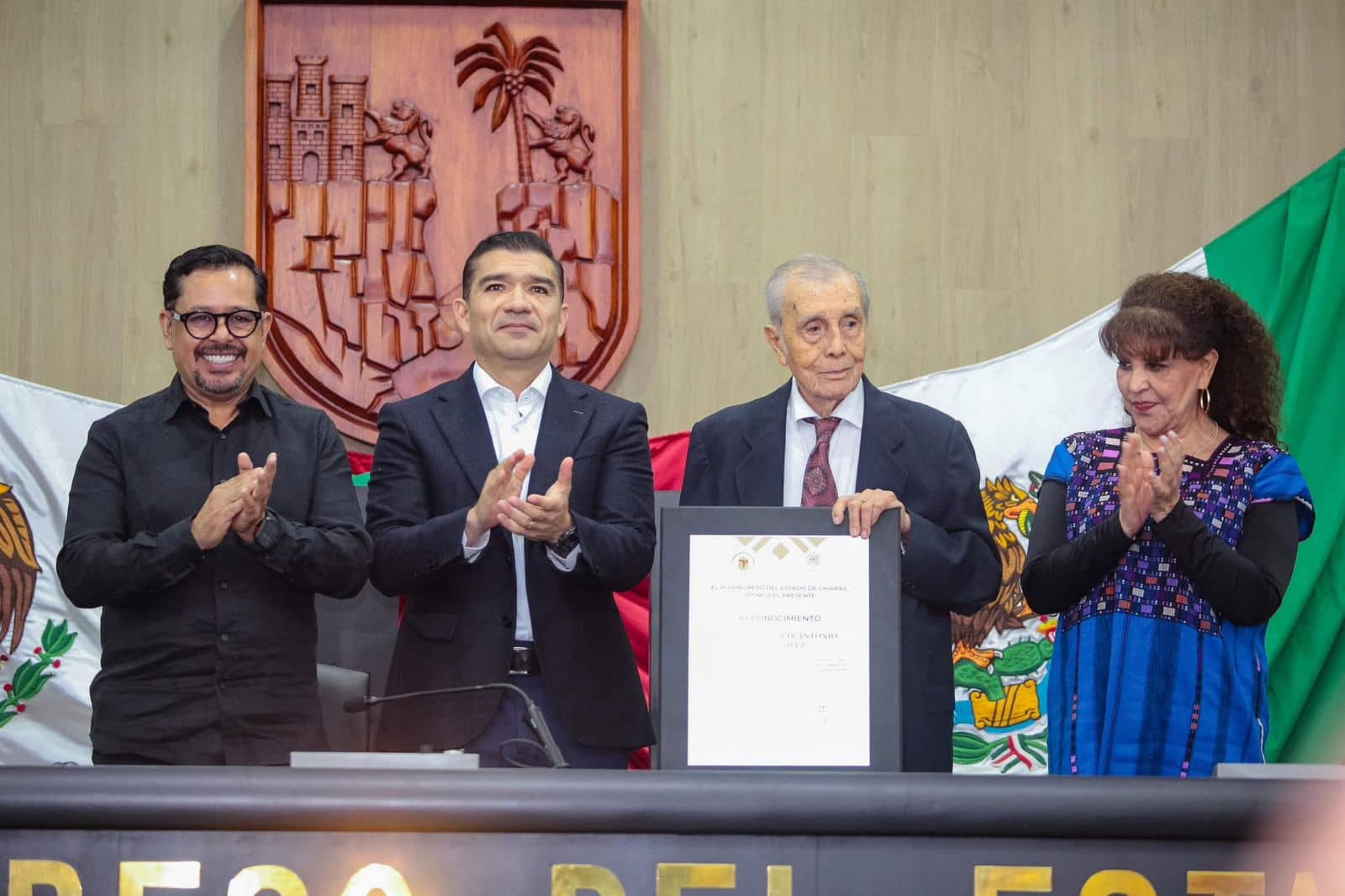 Congreso entrega reconocimiento al doctor Valdemar Rojas López