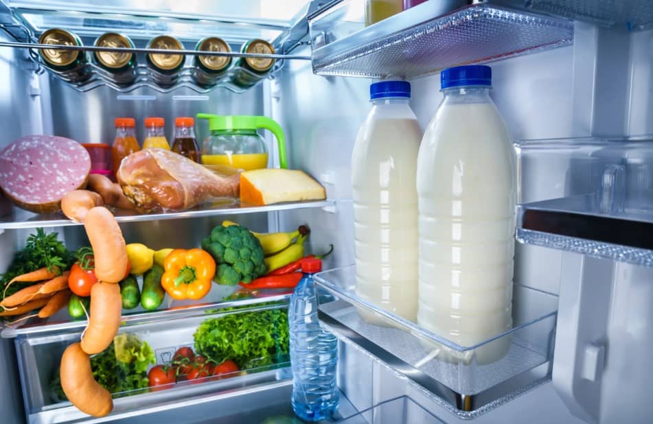 5 alimentos que NUNCA debes guardar en la puerta del refrigerador