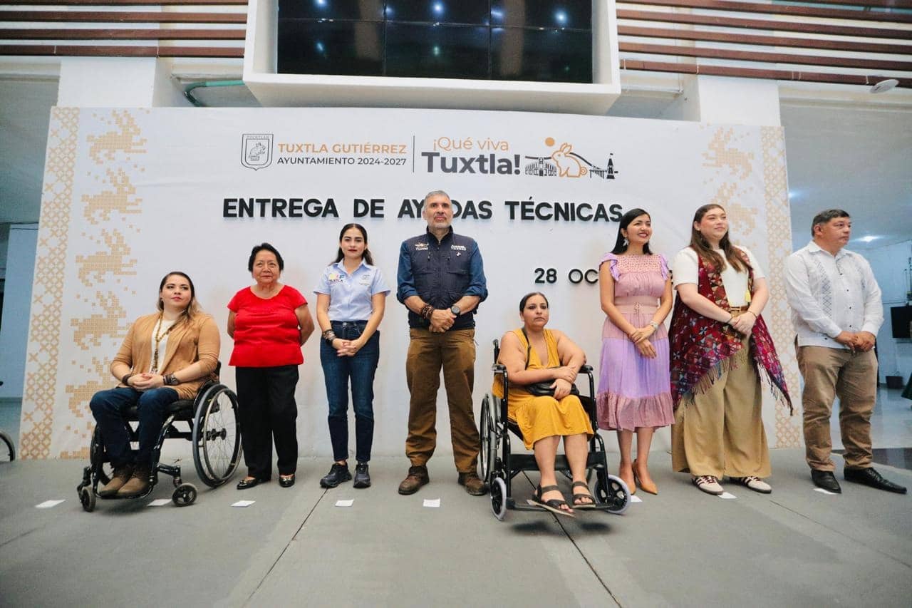 Angel Torres realiza entrega de ayudas técnicas a personas con discapacidad