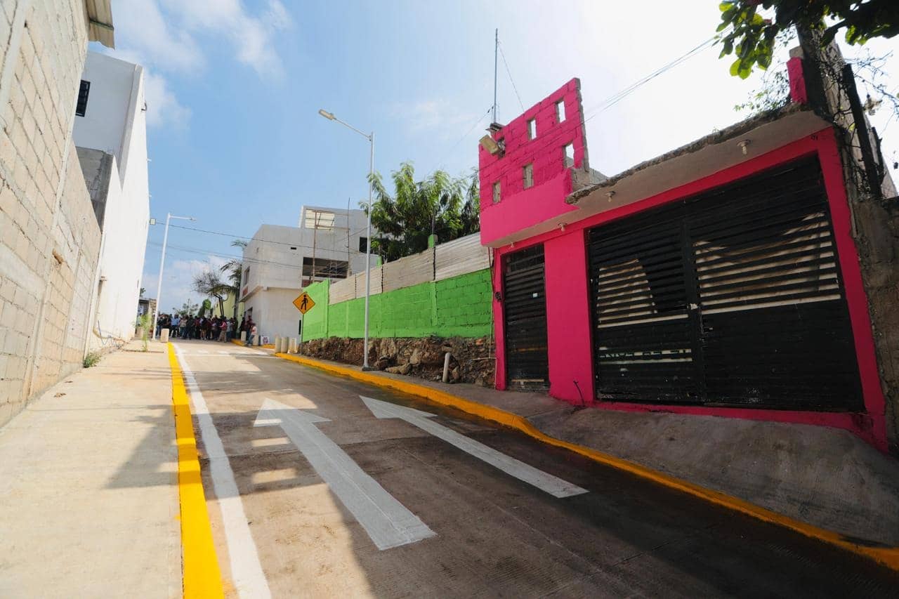 Angel Torres inaugura pavimentación de una calle más; ahora en Satélite Loma Larga
