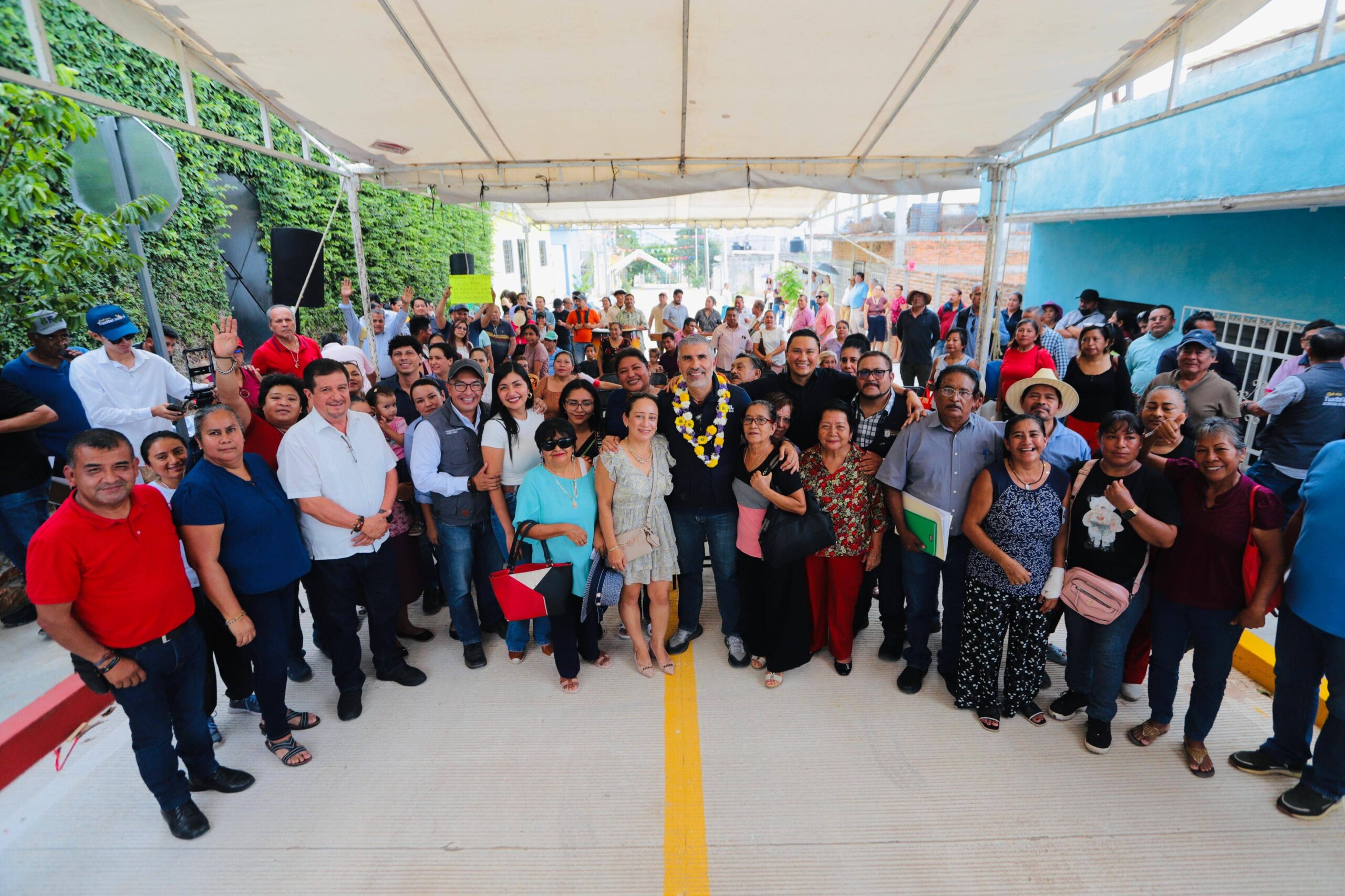 Finalmente, en la capital Tuxtla Gutiérrez las actividades se desarrollarán del 14 al 16 de noviembre, iniciando con un espectáculo cultural en el Parque Bicentenario, dirigido por Hiram Marina, que contará la historia de Chiapas con una propuesta escénica inspirada en sus raíces y tradiciones. El sábado 15 de noviembre se realizará el Gran Desfile de las Culturas, que recorrerá del Parque Central al Parque Bicentenario, con la participación de carros alegóricos, agrupaciones artísticas y representaciones culturales de Chiapas. El Festival El Mequé reafirma el compromiso del Gobierno del Estado con la preservación y promoción de las manifestaciones culturales de Chiapas, invitando a la población y a los visitantes a disfrutar de esta experiencia que celebra la identidad y el orgullo chiapaneco.